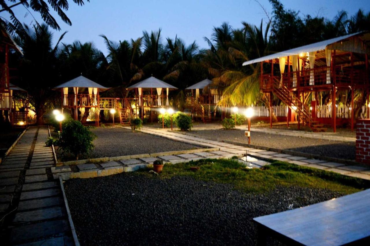 Oyo 81018 Moonlight Farm Stays Solapur Extérieur photo